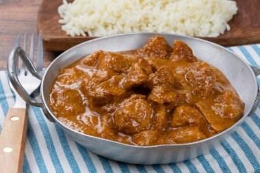 Bir tabakta tereyağlı tavuk.