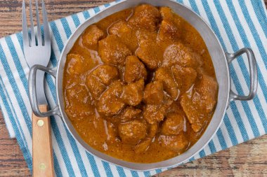 Bir tabakta tereyağlı tavuk.