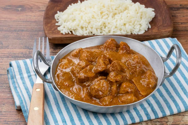 Bir tabakta tereyağlı tavuk.