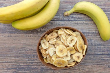 Bir tabakta kurutulmuş muz dilimleri.