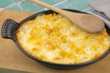 Croziflette tabağı masada.