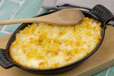 Croziflette tabağı masada.