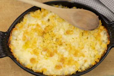 Croziflette tabağı masada.