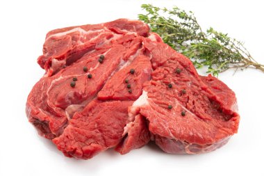 Beyaz arkaplanda izole edilmiş birinci sınıf kaburga.