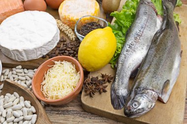 Tahta masada limonlu ve baharatlı taze balık.