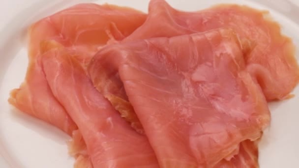 白盘上的熏鲑鱼片 — 图库视频影像