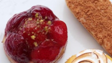 Çilekli turta, pasta ve limonlu turta.