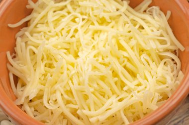 Kapalı bir tabakta rendelenmiş peynir.