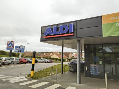 Arvert / France-08 / 19 / 2019-Facade Aldi indirimli alışveriş merkezi