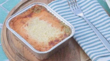 Somon ve ıspanaklı lazanya.