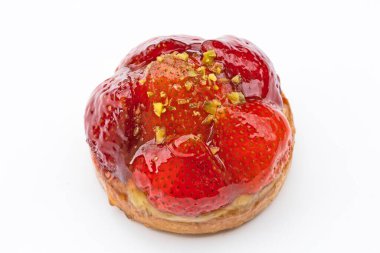 Çilekli tart beyaz arkaplanda izole edildi