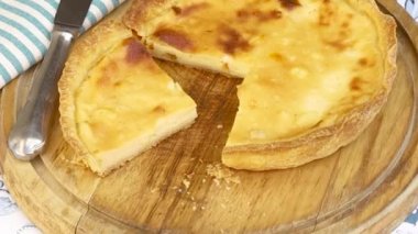 Kesme tahtasında krema kesimi