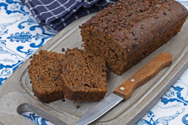 Tahtadaki çikolatalı pasta. 