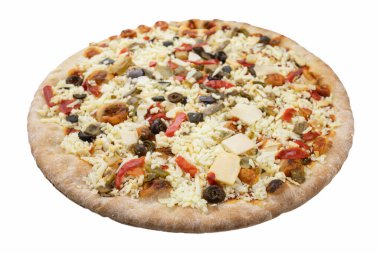 Beyaz arka planda izole edilmiş vejetaryen pizzası.