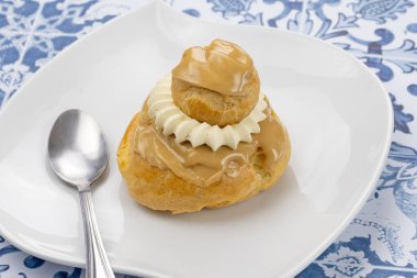 Beyaz tabakta kahveli rahibe, Fransız pastası.