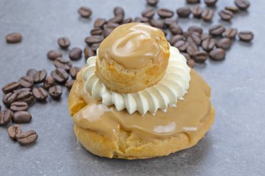 Kahve masalı rahibe, Fransız pastası.