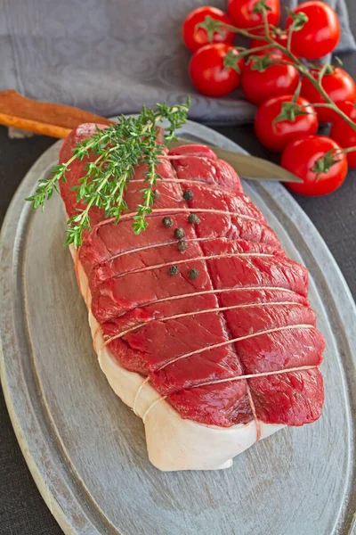 Steak Bœuf Cru Romarin Aux Épices Sur Fond Bois — Photo