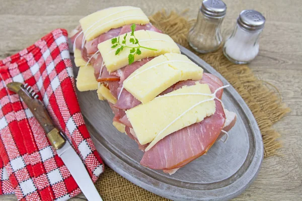 Rôti Porc Cru Orloff Prêt Pour Cuisson Rouler Avec Viande — Photo