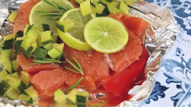 Potongan Mentah Salmon Dengan Rempah Rempah Dan Zucchini Siap Untuk — Stok Video