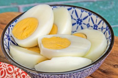 Bir masada haşlanmış yumurta tabağı.