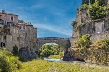 Vaison-la-Romaine 'in Roma Köprüsü manzarası