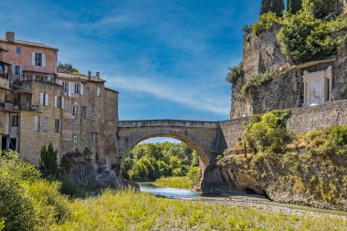 Vaison-la-Romaine 'in Roma Köprüsü manzarası