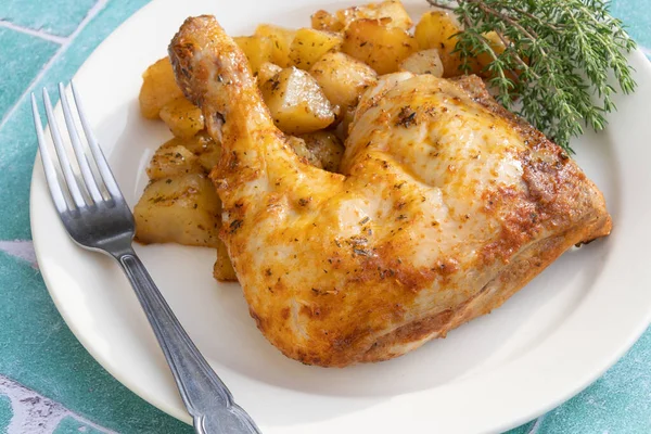 Roasted Chicken Leg Sauteed Potatoes — Stock Photo, Image