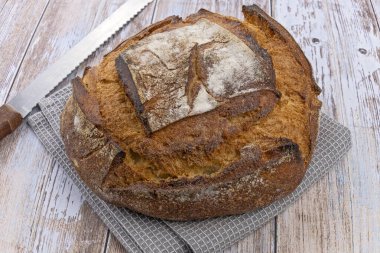 Tahtada taze pişmiş ekmek.