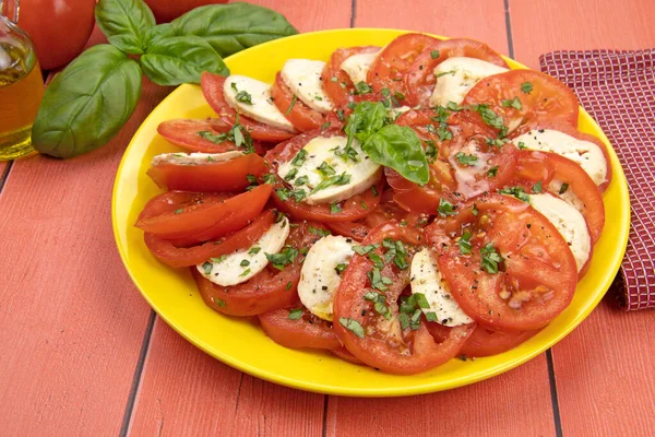Italiensk Kaprissallad Med Tomater Mozzarella Och Basilika — Stockfoto