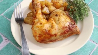 Kızarmış tavuk budu ve sotelenmiş patates