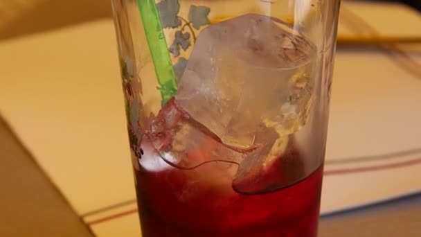 用冰块和薄荷做的冷茶 — 图库视频影像