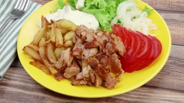 Tallrik Kebabkött Med Grönsaker Och Pommes Frites Ett Bord — Stockvideo