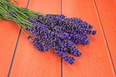 Lavanta çiçekleri kırmızı ahşap masada