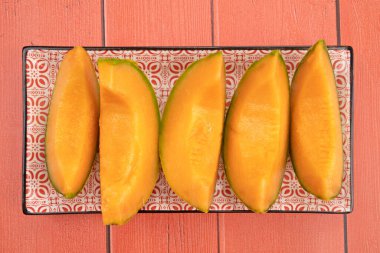 Masadaki kavun dilimleri