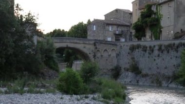 Vaison-la-Romaine 'in Roma Köprüsü manzarası