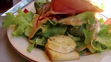 Jambonlu salata, domates ve marul.