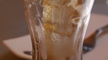 Buzlu ve naneli soğuk çay.