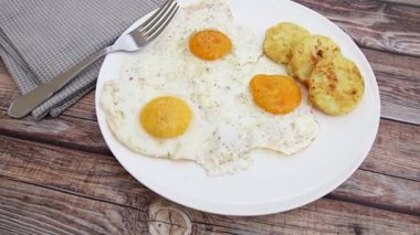 Bir tabakta yumurta ve rosti. 