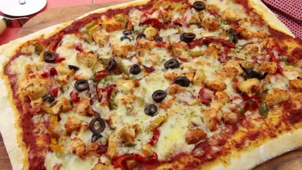 Rechteckige Pizza Mit Hühnchen Und Gegrillten Paprika — Stockvideo