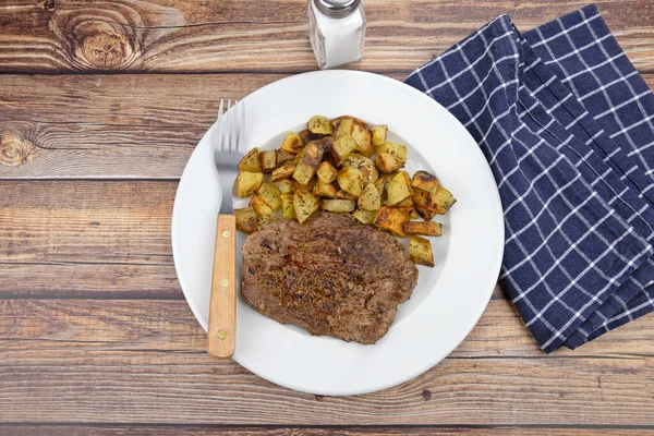 Steak Bœuf Grillé Pommes Terre Hachées Dans Une Assiette — Photo