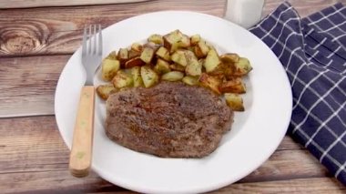 Tabakta ızgara biftek ve patates kızartması.