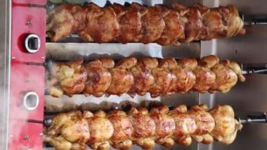 Tavuk kızartma tavasında pişiyor.