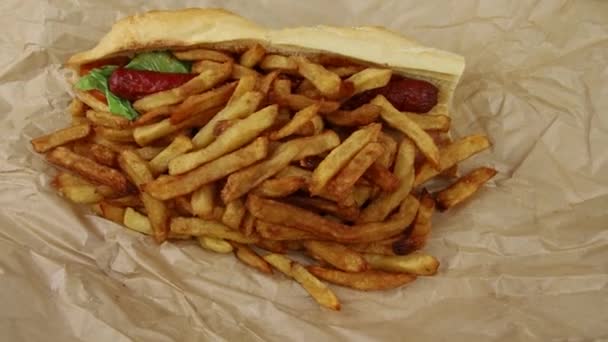 アメリカのソーセージとフライドポテトのサンドイッチ — ストック動画