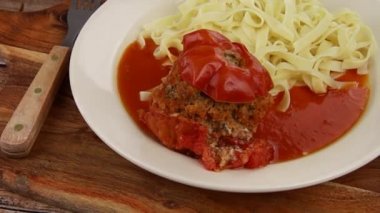 Doldurulmuş domates ve tagliatelle tabakta