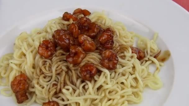 Karamelové Krevety Čínské Nudle Talíři — Stock video
