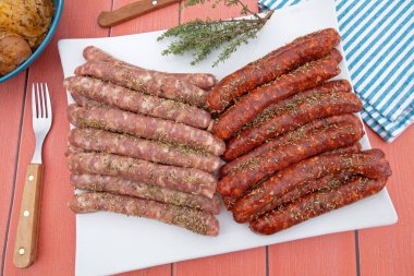 Tabakta çiğ sosis ve merguez.