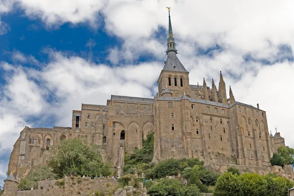 Θέα Του Mont Saint Michel Γαλάζιο Ουρανό — Φωτογραφία Αρχείου