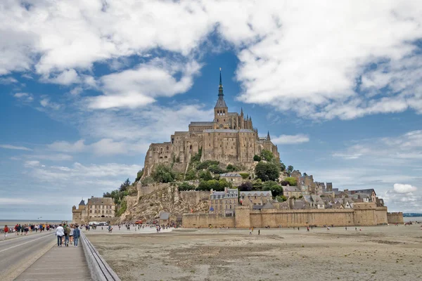 Θέα Του Mont Saint Michel Γαλάζιο Ουρανό — Φωτογραφία Αρχείου