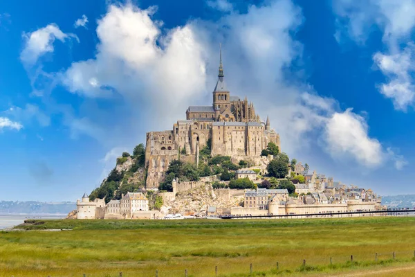 Vista Del Mont Saint Michel Con Cielo Azul —  Fotos de Stock