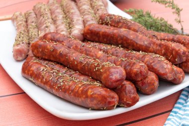 Tabakta çiğ sosis ve merguez.